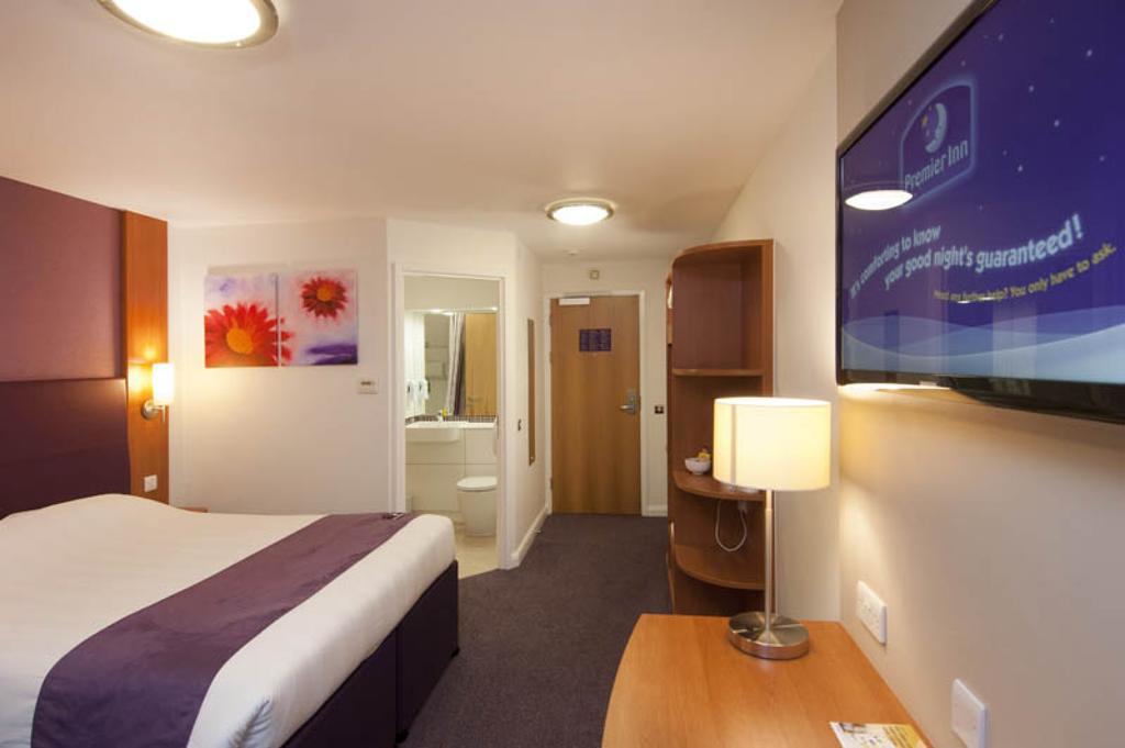 Premier Inn London Kensington Exterior foto